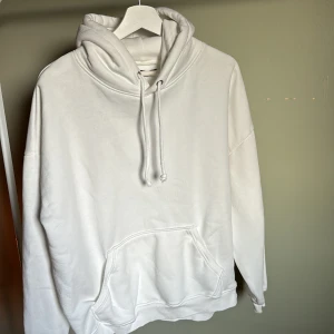 Vit hoodie - Vit hoodie från BikBok storlek XL. Knappt använd så inte nopprig och i skick som ny. Krympt lite ca 1/2 storlek i torktumlaren så skulle säga den är som storlek L/XL