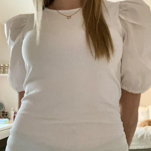 Vit tröja med puffärm - Vit t-shirt med puffärmar från H&M knappt använd. Storlek xs 🤍