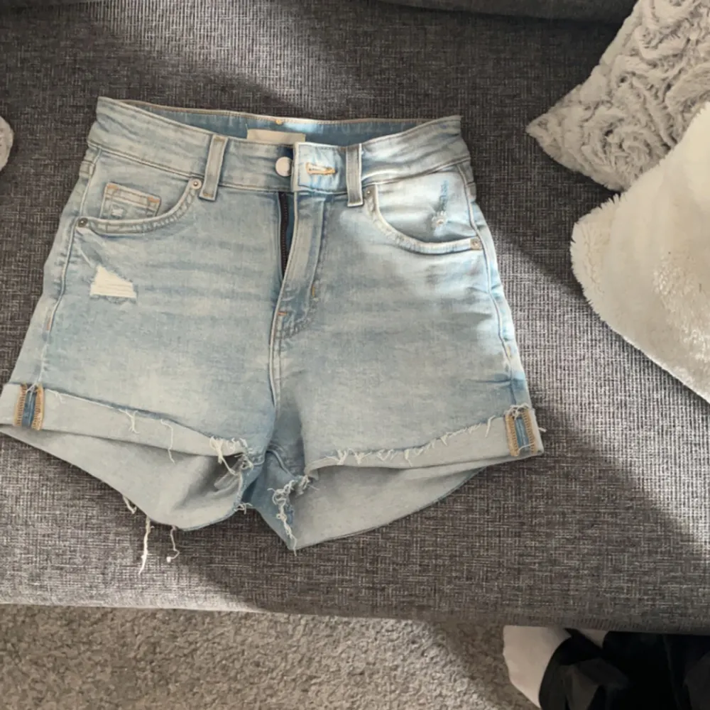 Säljer dessa fina jeansshortsen, då de inte kommer till användning längre och bara tar plats, Hör av er vid fler bilder och frågor💓💓. Shorts.