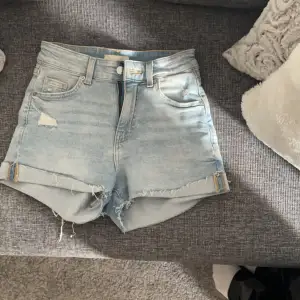 Säljer dessa fina jeansshortsen, då de inte kommer till användning längre och bara tar plats, Hör av er vid fler bilder och frågor💓💓