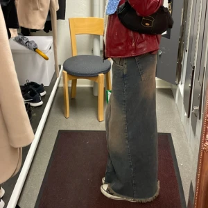 långkjol - säljer en fin långkojol i strl xs från urban outfitters! knappt använd :) här av er vid frågor💗frakt tillkommer