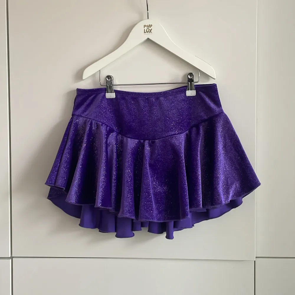 Lilla glittrig konståknings kjol från Chloe Noel💜 Storlek M. Endast använd en gång. Säljer även en blå, 80kr st eller båda för 150kr. Djur och rökfritt hem🏡. Kjolar.