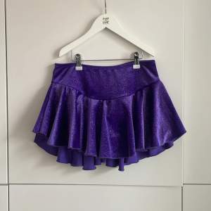 Lilla glittrig konståknings kjol från Chloe Noel💜 Storlek M. Endast använd en gång. Säljer även en blå, 80kr st eller båda för 150kr. Djur och rökfritt hem🏡