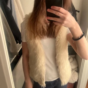 Pälsväst - Säljer denna väst dp den inte kommer till användning längre, använd endast en gång. Tryck helst på köp nu❤️ (Första bilden är lånad)