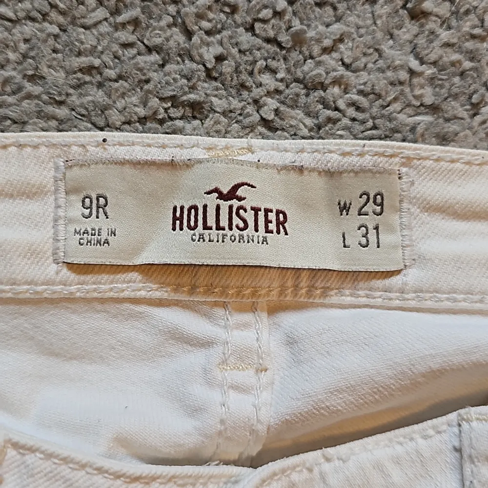 Vita jeans från Hollister. Knappt använda. Inga fläckar. Storlek W29 L31. Jeans & Byxor.