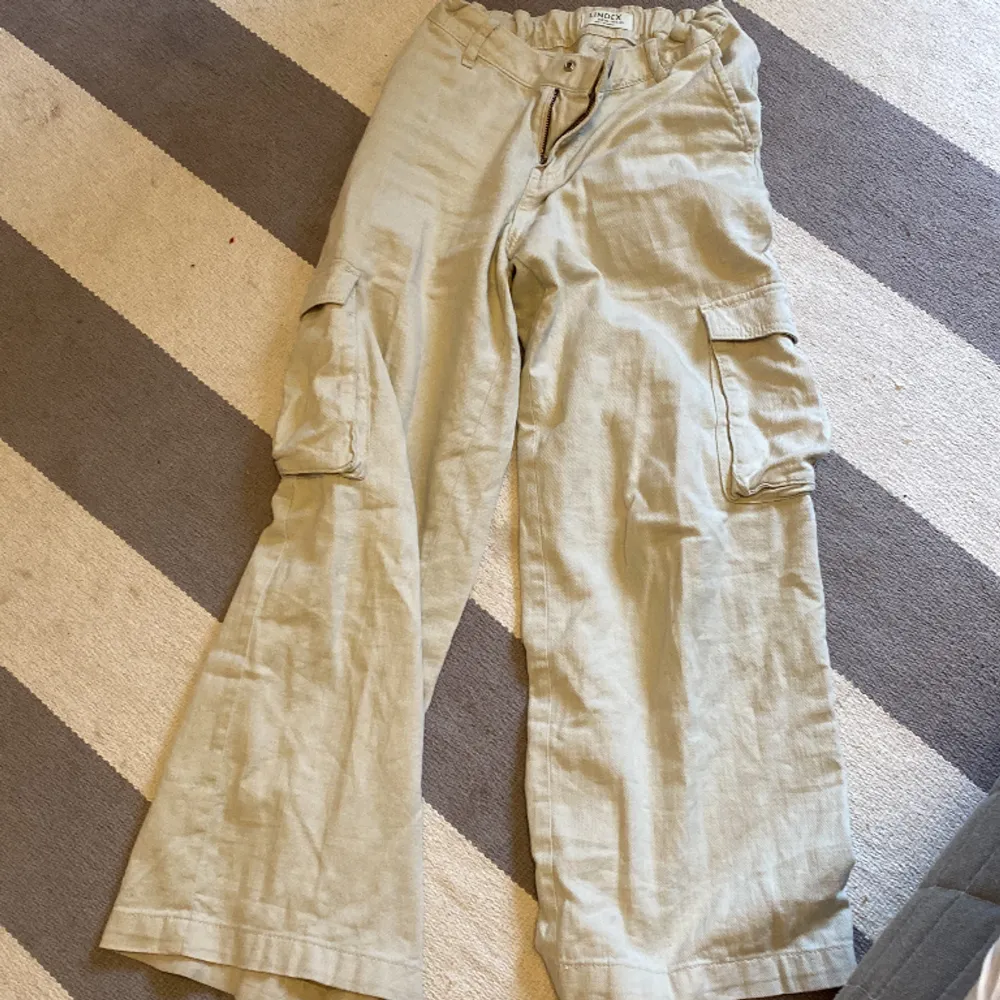 Ett par sköna byxor som jag köpte på hm 💗säljer eftersom att de inte längre passar💕 kontakta mig för mer info. Jeans & Byxor.