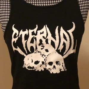 croptop - ascool croptop med tryck som jag köpte här på plick för ett tag sedan men som tyvärr aldrig blev använd mer än 1 gång då jag inte gillade hur den satt på mig </3  bra skick 