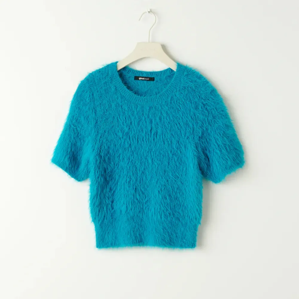 Blå stickad tröja från Gina Tricot i storleken S, aldrig använd och har inga defekter, säljs pågrund av att den ej kommer till användning. Original pris 299kr, säljs för 79kr men är öppen för prisförslag!💕 Köparen står för frakten!. T-shirts.