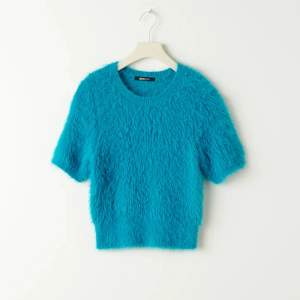 Blå stickad tröja från Gina Tricot i storleken S, aldrig använd och har inga defekter, säljs pågrund av att den ej kommer till användning. Original pris 299kr, säljs för 79kr men är öppen för prisförslag!💕 Köparen står för frakten!