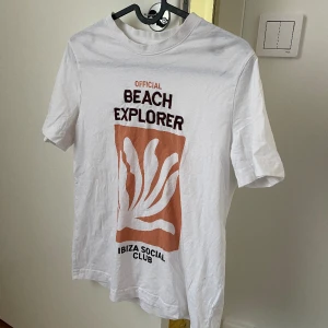 T-shirt  - T-shirt med tryck. Varan är inköpt från H&M Aldrig använd