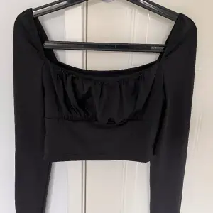 Långärmad svart kortare tröja från Shein i storlek M🤍 Aldrig använd 