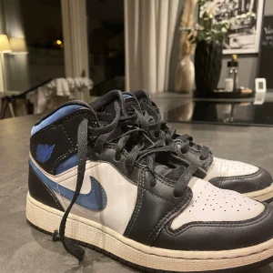 Jordan - Fina air Jordan 1 mid, väl använda men ganska gott skick, storlek 38,5