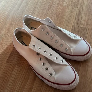 Vita låga converse - Helt nya aldrig använda, saknar band men går att köpa 