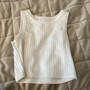 Vitt linne - En basic vit topp i bra skick💕säljs pga kommer inte till användning 