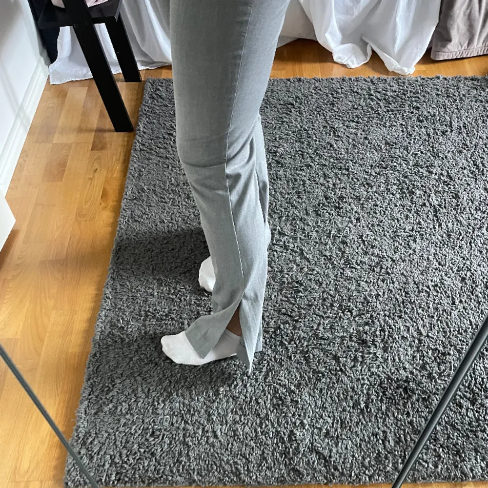 Gråa fina kostymbyxor med slits!💗 köparen står för frakten! . Jeans & Byxor.