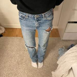 Super fina jeans köpta från zara för flera år sedan, man kan ha de både Lågmidjade och midwaisted. De är raka i passformen❣️