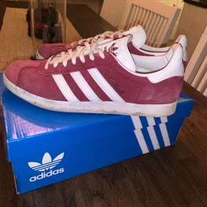Adidas gazelle - Bra skick bara lite smutsiga  Använda Max 3 ggr Nypris 1200 Storlek 43/1/3