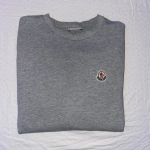 Moncler sweatshirt  - Fet moncler sweatshirt  Bra skick Köparen betalar för frakt