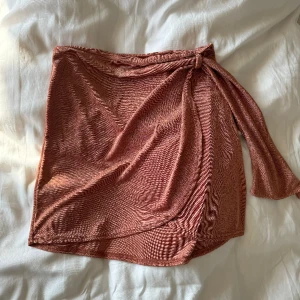 Omlott kjol - Somrig omlottkjol från Nelly. Väldigt stretchigt material. I storlek XS.