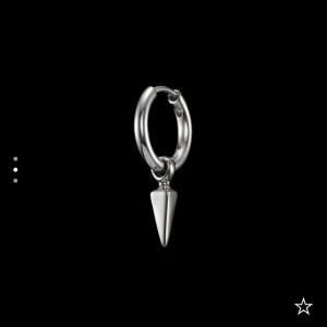 Maria Nilsdotter tiny poison örhänge - Säljer tiny poison örhänge i silver, använt men bra skick. 