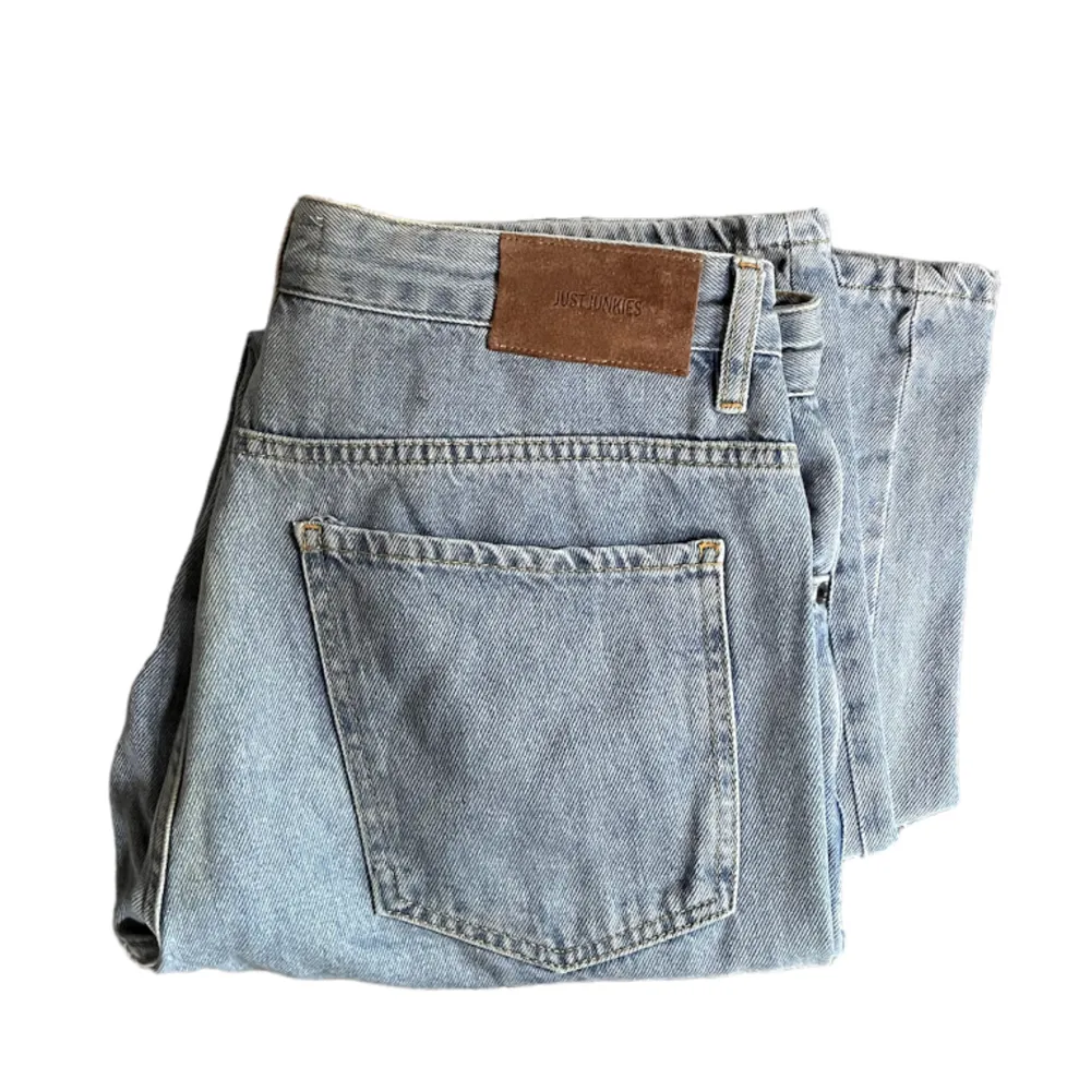 Trevig fit och hög kvalite✅- storlek 32/32 - inga som helst skador eller fläckar 👖- pris diskuteras gärna 💷. Jeans & Byxor.