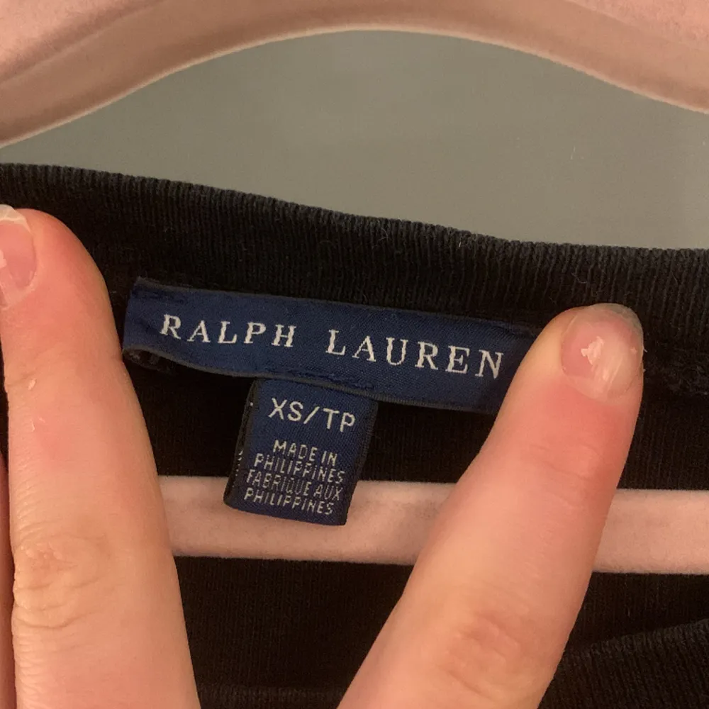 Ralph lauren tröja som är i storlek Xs, den har ett jätte litet hål på sidan av magen, säljer för 120kr, säljer för inte kommer till användning❤️. Tröjor & Koftor.