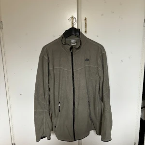 Nike Fleece - Fleecetröja från Nike i storlek medium. Köpare står för frakt.