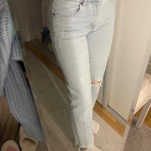 Ljusblåa jeans från divided (H&M) Storlek XS, jag är en 163.🧍🏼‍♀️ Se defekter på bild 3. Jag tror att det går bort i tvätten men kan inte lova🤍