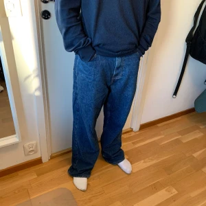 Sweet Skateboards Jeans  - Baggy jeans i fin kvalite. Sitter väldigt löst på kroppen. Skick 9/10, endast defekt längst ner. Modellen på bilden är 163, borde passa dig runt 170. Hör av dig vid frågor!