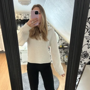 STICKAD TRÖJA! - En jättefin stickad tröja i gräddvit färg som är otroligt varm och bekväm. Använd ett fåtal gånger och köpte den på Plick för ca 2 månader sedan🙏🏽