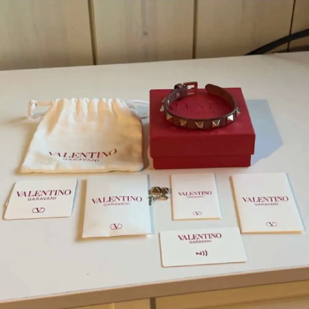 Riktigt snygg Valentino armband i färgen vinröd! Skicket är väldigt bra, knappt använd. Nypris: ca 3000kr (Kvitto finns) INGA BYTEN! Priset är inte skrivet i Sten!. Accessoarer.