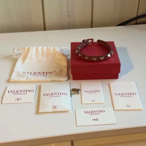 Valentino armband! - Riktigt snygg Valentino armband i färgen vinröd! Skicket är väldigt bra, knappt använd. Nypris: ca 3000kr (Kvitto finns) INGA BYTEN! Priset är inte skrivet i Sten!