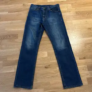Riktigt snygga Calvin Klein jeans med bra passform! 31W 32L. Skriv för bilder/mått/frågor.                          Billigare om du köper flera plagg