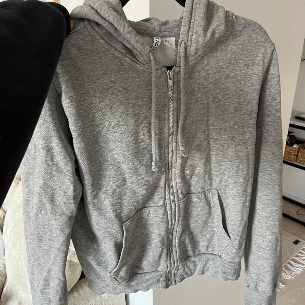 Grå ziphoodie från H&M. Storlek S. . Hoodies.