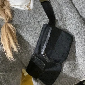 Gucci Vintage Axelväska Midjeväska - Endast använd ett par gånger och kommer är i nästan felfritt skick då den har blivit extremt väl underhållen. Kan visa lätt slitage på kanterna från användning, men kommer inte ha några defekter.  Köpte den från the vintage bar, äkthetsintyg finns.