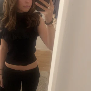 Populär zara topp🥰 - Säljer denna fina toppen ifrån Zara i storlek S, knappt använd🥰skriv för mer bilder eller frågor.
