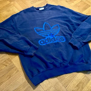 Adidas 80s 90s tröja - Tröja från 80/90-tal. Gott skick. Mycket snygg detalj i texten som gör att det reflekterar.
