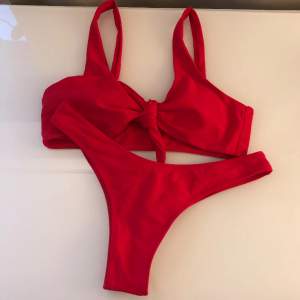 Röd bikini från Zaful i storlek 36, använd men i mycket bra skick.  Överdel som man knyter framtill, inlägg i bysten som går att ta ut.  Bikinitrosa med scrunch baktill.  Kommer givetvis nytvättad.  Återkom vid frågor🌸☺️