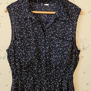 Klassisk klänning stars  - St 38. Den klassiska klänningen. Sett den flera gånger på loppis. Köpt på loppis. Vnliga märke. Ser det är någon guldlapp. Tagit bort. Resor. Syntet tror jag. Luftig. Varm. Små stjärnor. Passar mer st 36. 50kr. Möts i gbg. 