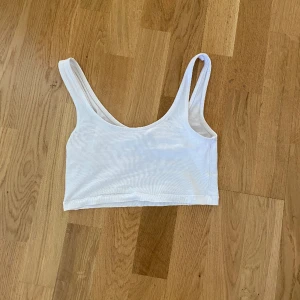 Vitt kort linne  - Enkel liten topp i xxs, väldigt kort men bra basplag