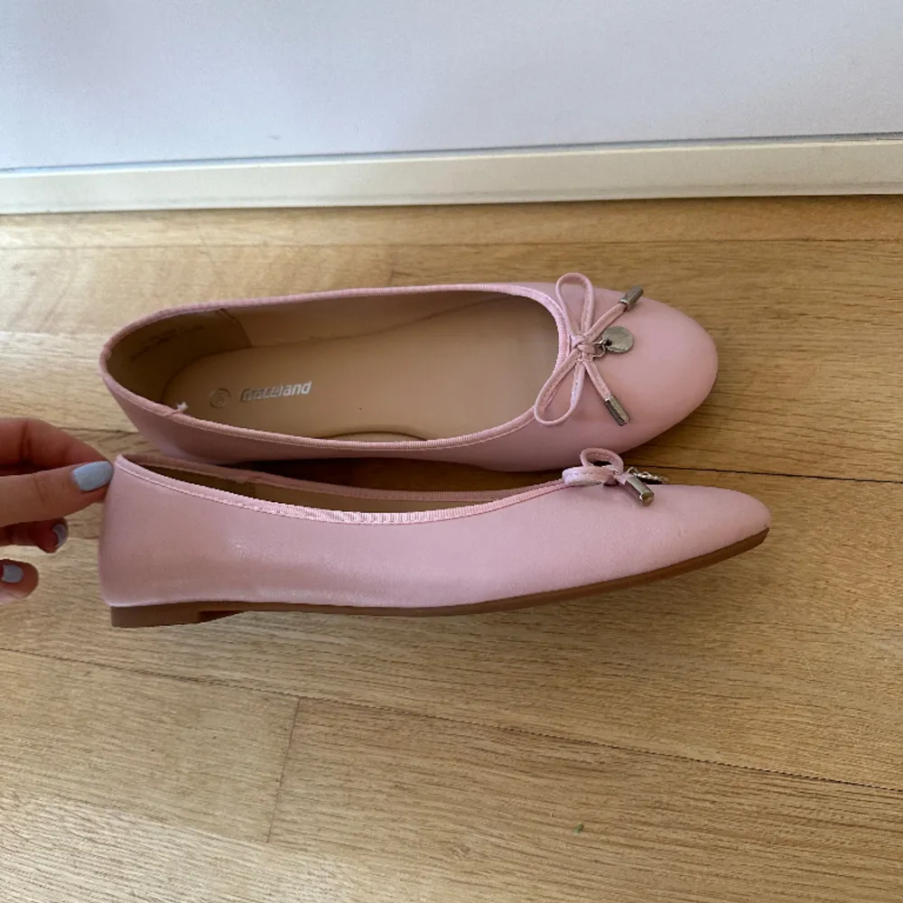Väldigt söta ljusrosa ballerina skor i nyskick, endast använda 1 gång. Säljer då dom är lite små på mig. Har inga skador/märken.🌸 . Skor.