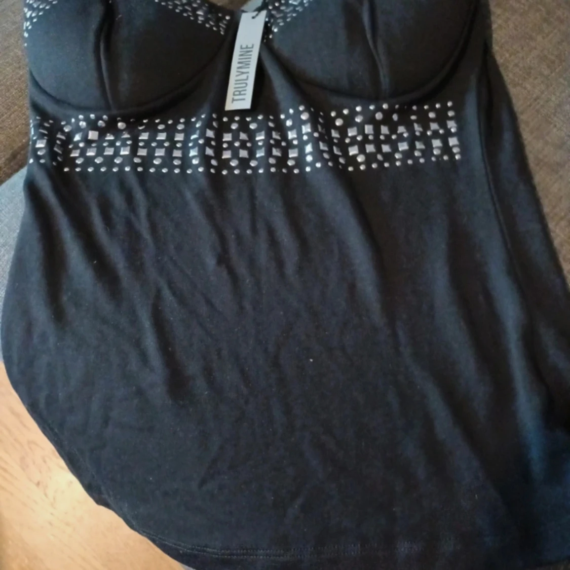 Linne oanvänd med lapp kvar