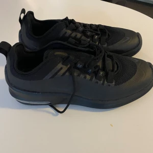 Nike Air  - Helt nya Nike Air. Storlek 40. Väldigt sköna med blev för små för mig. Normal i storleken. Nypris 1099:-