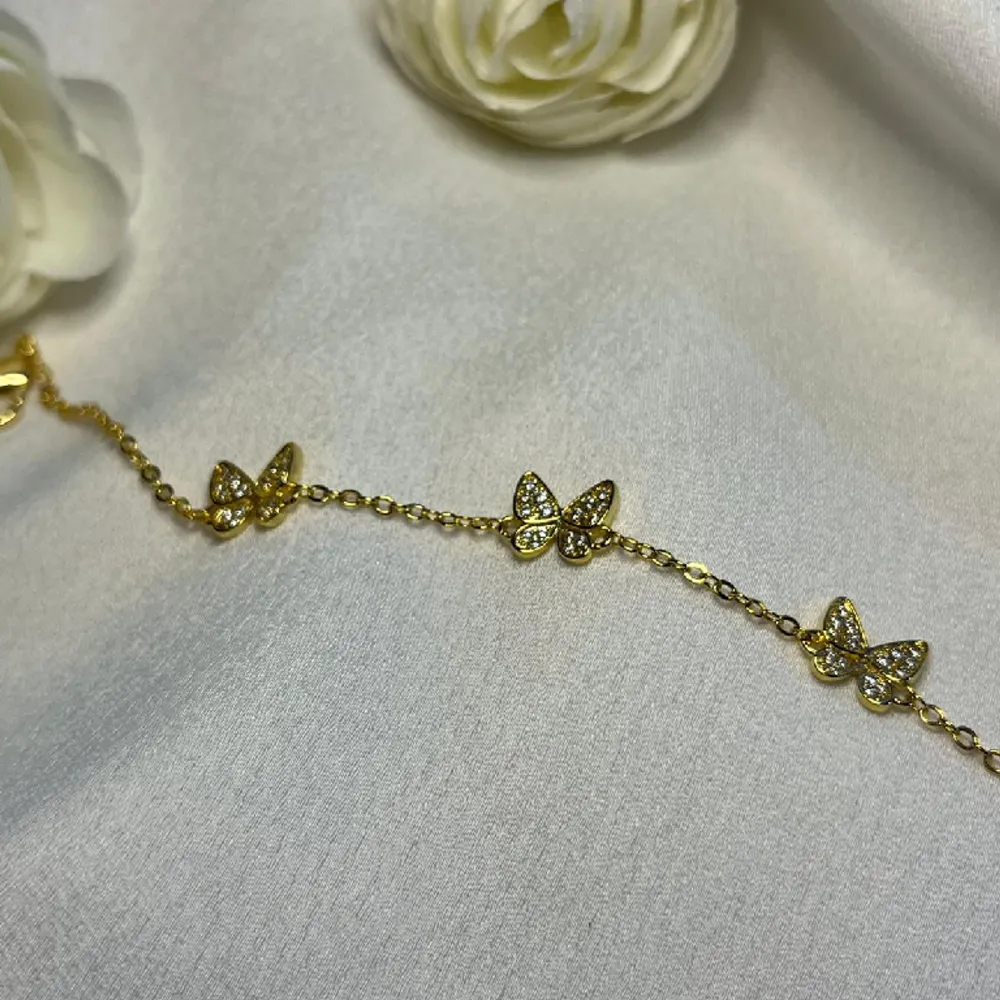 armbandet är silver 925 och planterad i 14k guld står det på hemsidan, aldrig använt och kom i påse vilket är ”prislapp”🌸  🌸20 cm lång. Accessoarer.