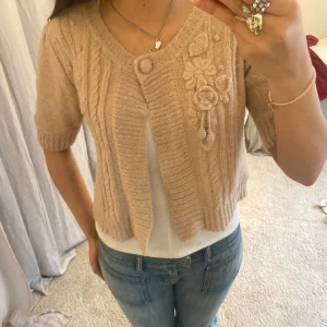 Stickad kofta  - Så söt stickad kofta med detaljer!! Står storlek L, men passar även mig med S. 