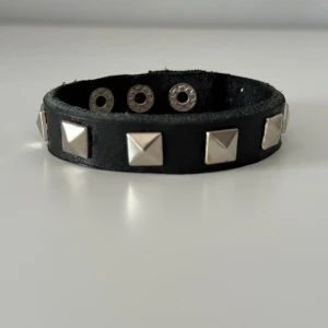 Svart läder med silverfärgade nitar🌟 - Finns flera i lager! Handgjort armband av spilläder