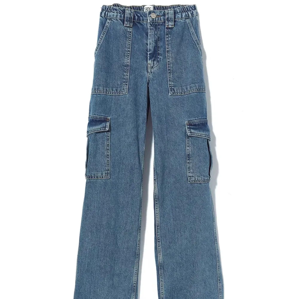 High-Waisted cargo aktiga jeans i storlek W26L32 (passar  36). Ordinarie pris 700kr. Bilderna är lånade från urban outfitters egna sidor, kan skicka egna vid intresse 💕. Jeans & Byxor.