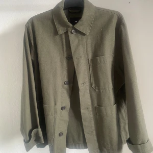 Fet overshirt/jacka - Säljer denna feta overshirten som jag vet kommer passa perfekt nu till våren. Nyskick på den, storlek M.