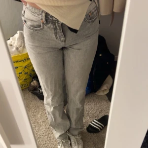Gråa jeans - Mycket bra skick har endast använt de en gång men är pågränsen till för små för mig nu🩷
