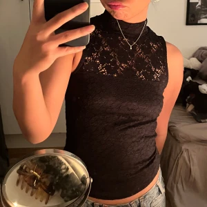 Snygg spets topp! - Säljer min snygga spets topp från Ginatricot, använd några gånger bara❤️